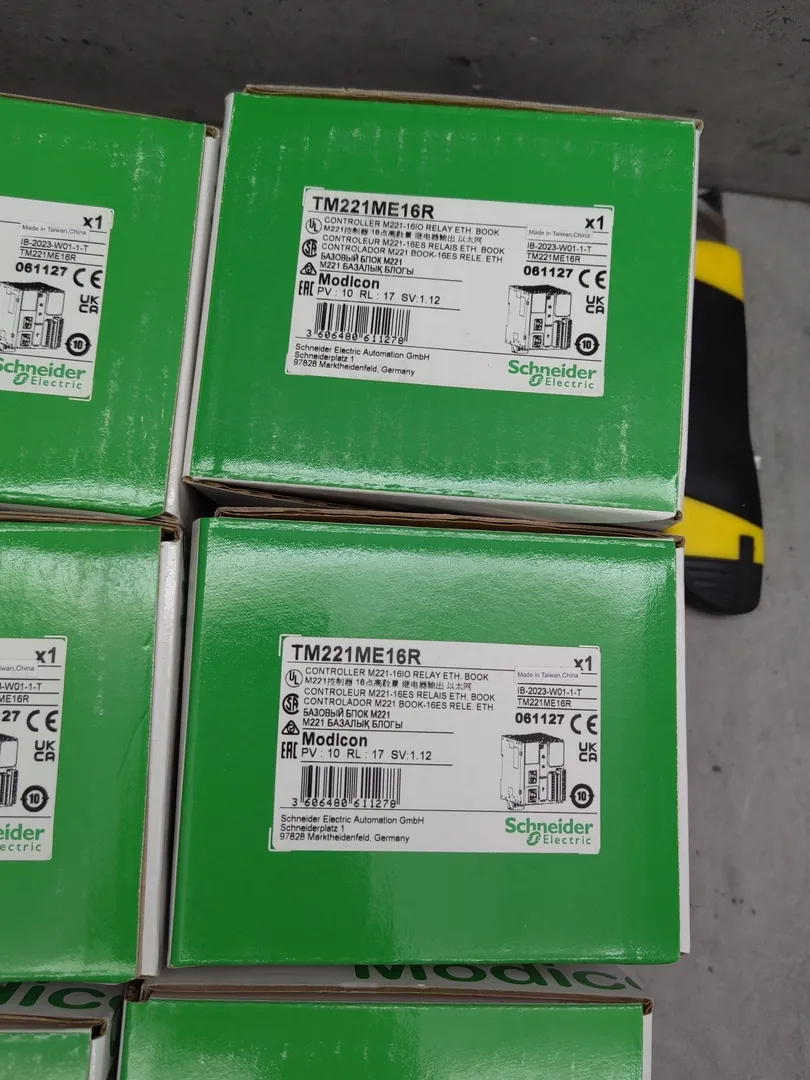 M221 PLC 16 I/O